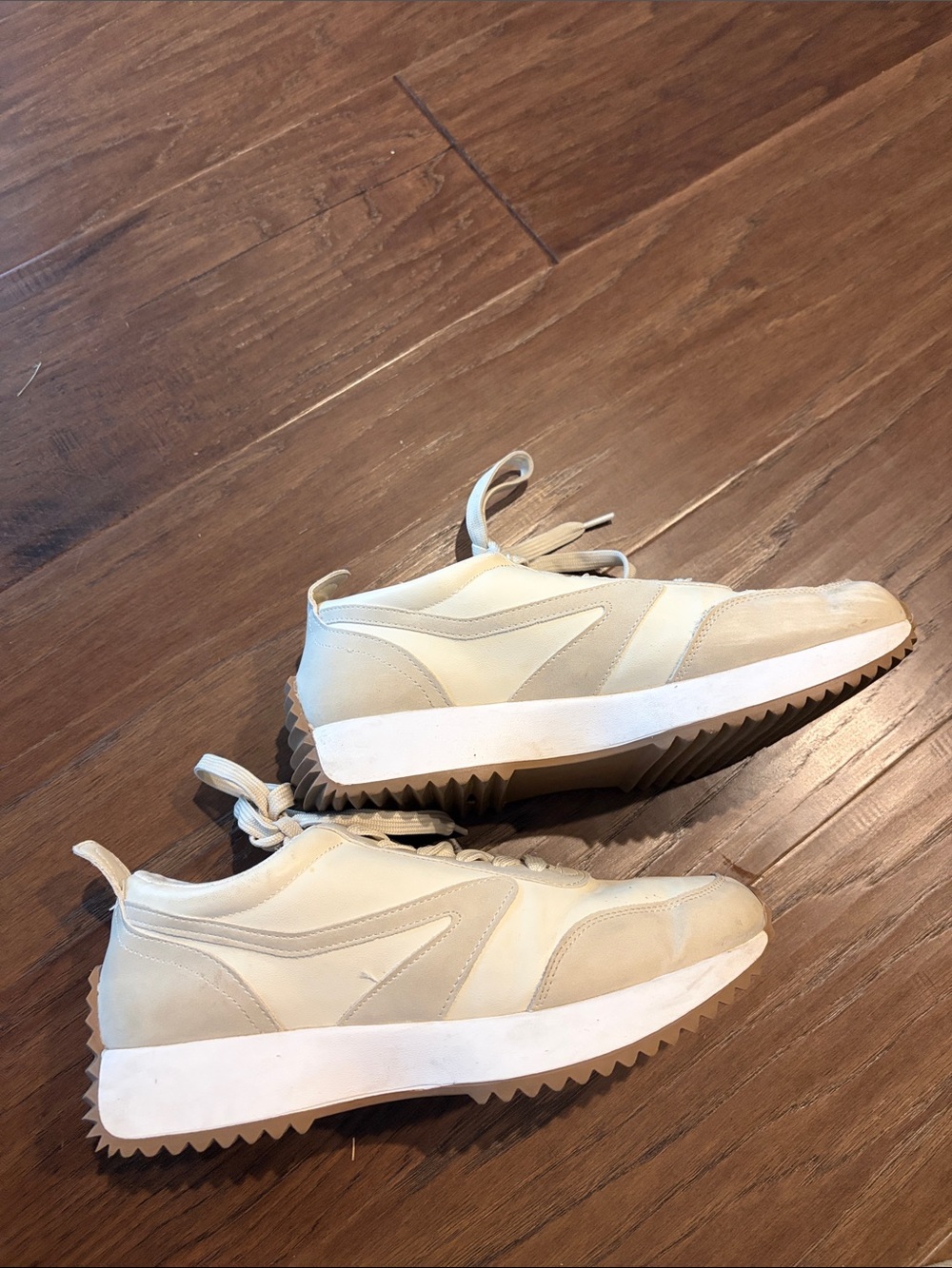 Dolce Vita Beige and White Men’s Low-Top Sneakers